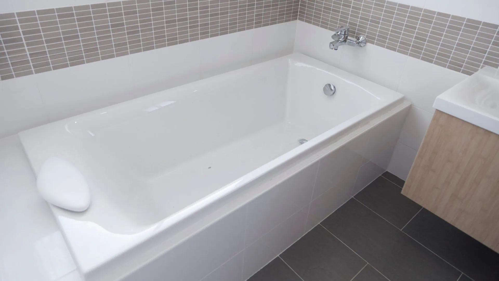 Bathtub installation and bathroom remodeling service in New England by Bath Flip